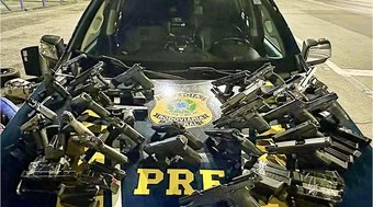 Casal com criança é preso pela PRF com 28 armas de vários países guardadas em carro