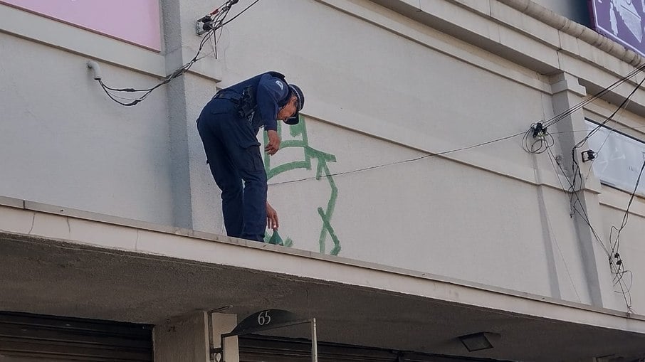 Homens foram flagrado pichando o muro do Museu Municipal de Valinhos 
