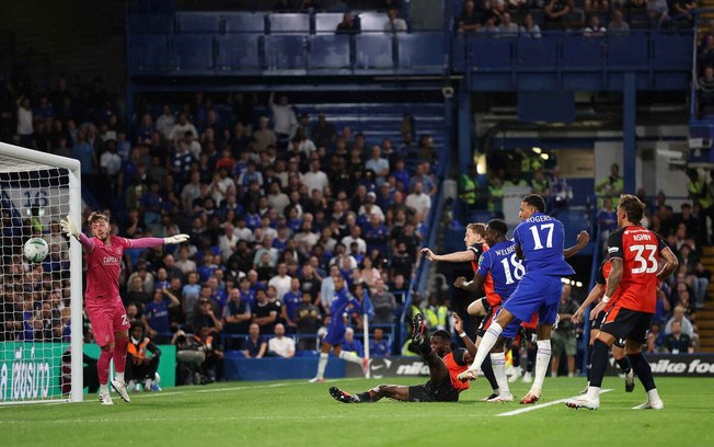 Danny Welbeck comemora o gol marcado em sua estreia pelo Chelsea