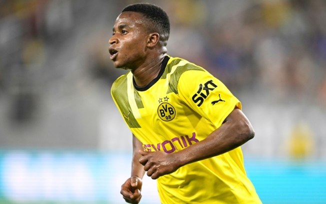 Youssoufa Moukoko em campo pelo Borussia Dortmund em 2023