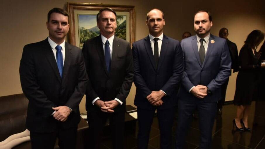 Família Bolsonaro. Da esquerda para a direita: Flávio, Jair, Eduardo e Carlos