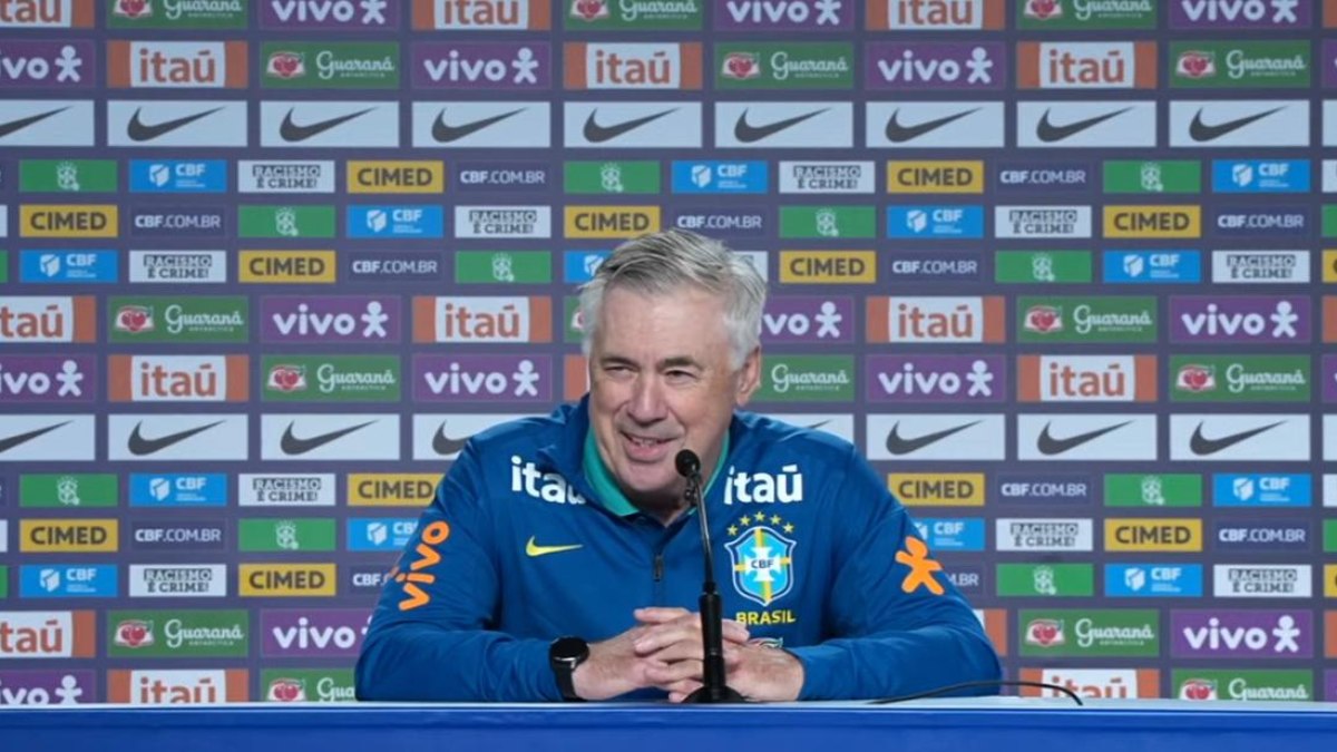 Carlo Ancelotti sorri durante entrevista nesta segunda (8), antes de Bolívia x Brasil