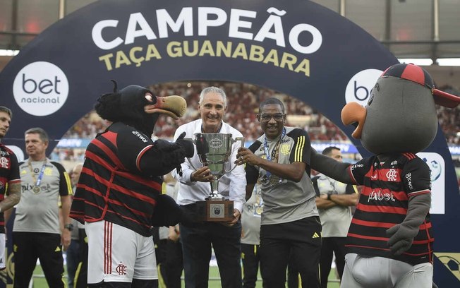 Tite com o troféu da Taça Guanabara