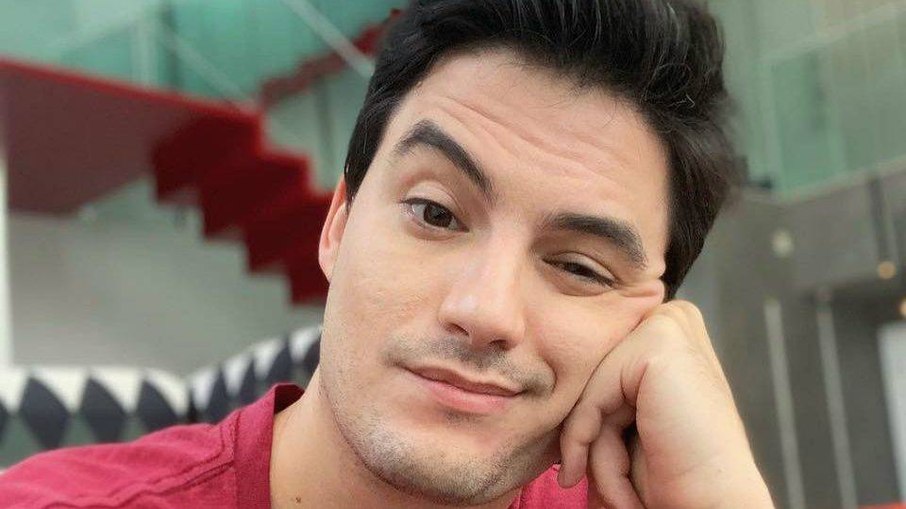Felipe Neto critica youtuber por convidar filho de Bolsonaro para festa
