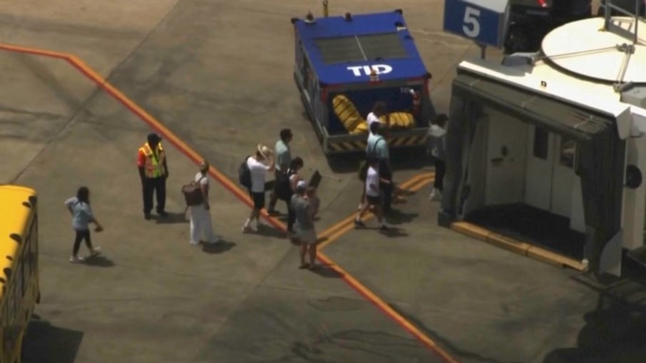 Passageiros de voo da Southwest são evacuados após incêndio no motor forçar retorno do avião Passageiros de voo da Southwest são evacuados após incêndio no motor forçar retorno do avião