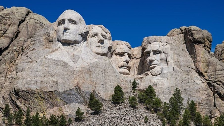 Monte Rushmore, em Dakota do Sul, homenageia os ex-presidentes George Washington, Thomas Jefferson, Theodore Roosevelt e Abraham Lincoln