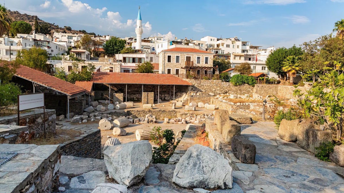 As ruínas do Mausoléu de Halicarnasso em Bodrum (Türkiye).