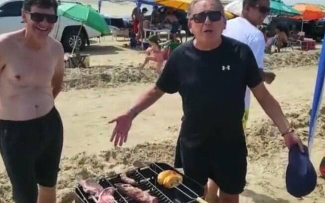 Vídeo: Galvão Bueno curte dia com a família na de Praia do Cassino, e web comenta presença do narrador