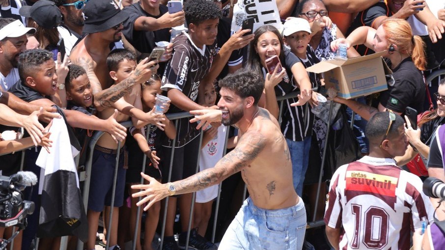 Yuri Alberto foi para os braços da torcida