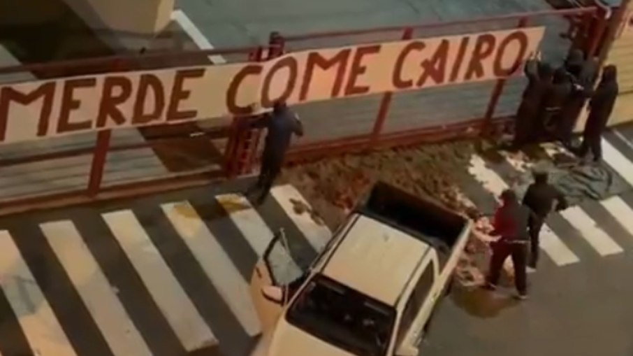 Torcida de time da elite da Itália usa esterco em protesto no CT