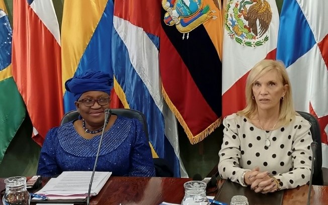 A diretora-geral da Organização Mundial do Comércio, Ngozi Okonjo-Iweala (E) e a vice-presidente do Uruguai Beatriz Argimón, em Montevidéu, em 4 de maio de 2024