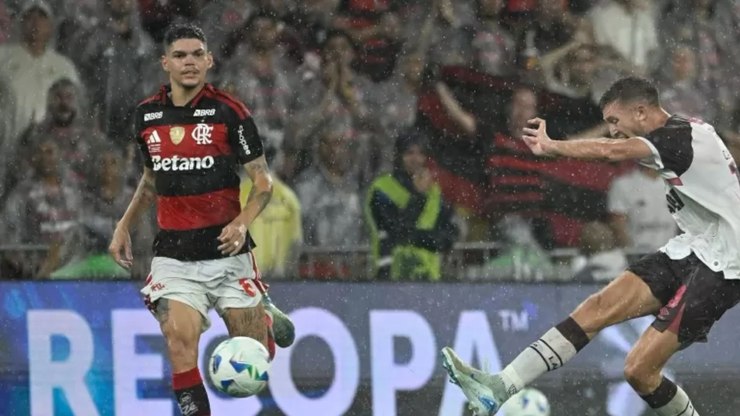 Alvo da torcida, Ayrton Lucas explica vice: "Não tem desculpa"