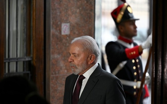 O presidente Luiz Inácio Lula da Silva, chega para a 65ª Cúpula do Mercosul em Montevidéu, em 6 de dezembro de 2024