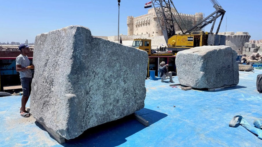 Alguns blocos do antigo Farol de Alexandria pesam entre 70 e 80 toneladas