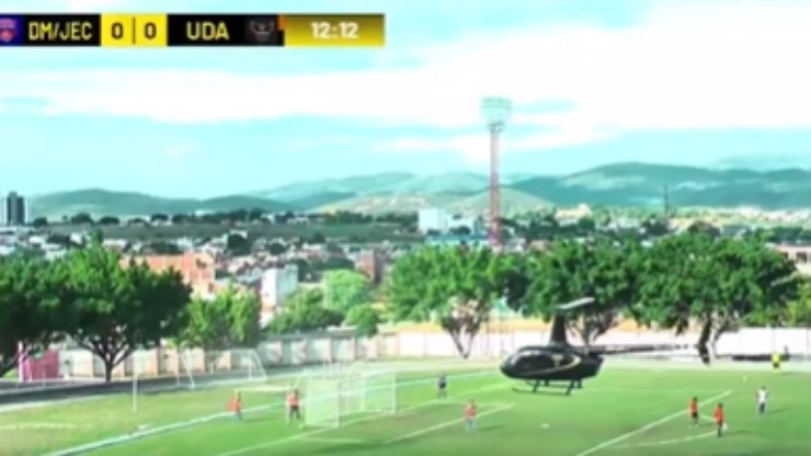 Helicóptero
pousa em campo de futebol e interrompe partida