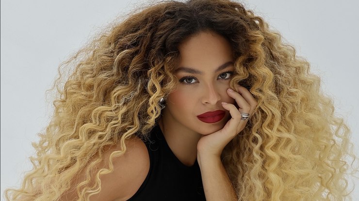 5%20influenciadoras%20que%20definem%20as%20tend%C3%AAncias%20para%20cabelos%20afro