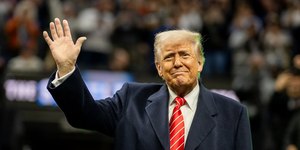 EUA: Trump adia mais uma vez proibição do TikTok