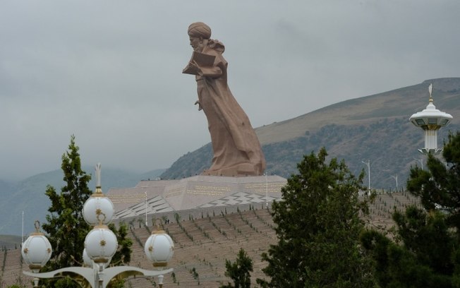 Estátua de 80 metros em homenagem ao poeta Magtymguly Pyragy