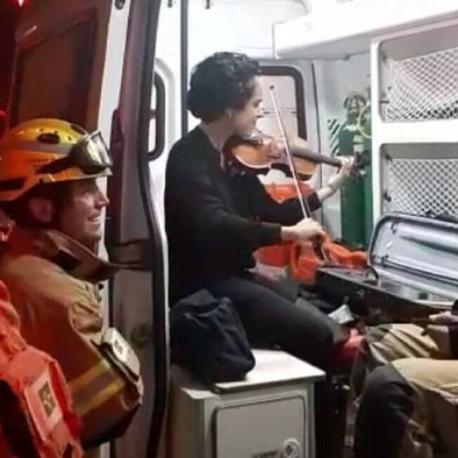 Deborah Barreto sofreu um acidente automobilístico e para agradecer tocou violino para os bombeiros bombeiros
