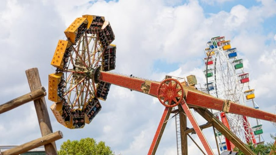 Hopi Hari é considerado o maior parque temático de São Paulo e oferece mais de 40 atrações aos visitantes Hopi Hari é considerado o maior parque temático de São Paulo e oferece mais de 40 atrações aos visitantes