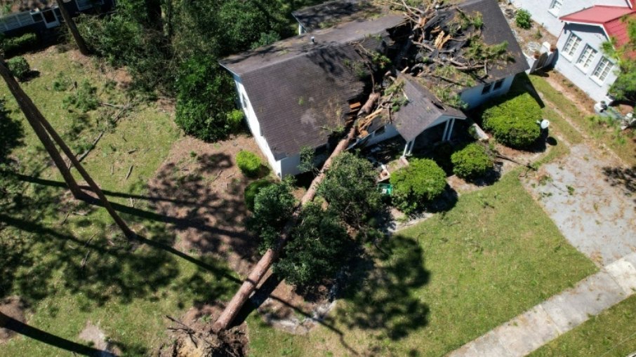 A tempestade Helena deixou um rastro de danos em pelo menos cinco estados dos EUA