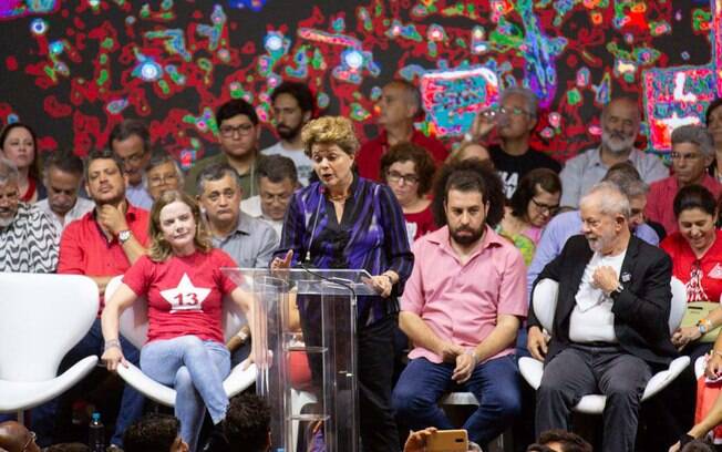 Ex-presidente Dilma Rousseff também discursou no evento petista. Ao fundo, a presidente nacional do partido, Gleisi Hoffmann, Guilherme Boulos e Lula