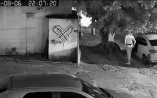 Novo vídeo mostra pastor de peruca e calcinha antes do flagra