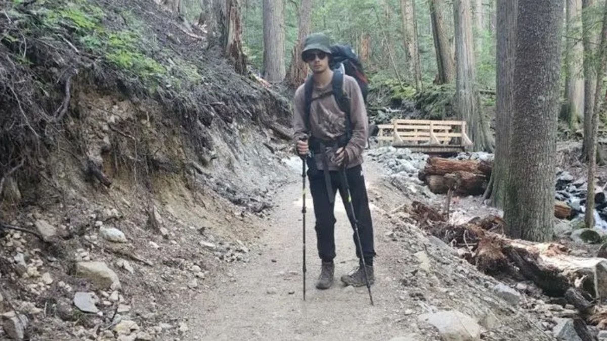 Benastick foi encontrado mancando em uma estrada de serviço com seu saco de dormir cortado em uma jaqueta improvisada