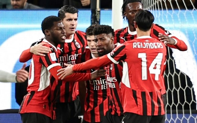 Jogadores do Milan comemoram o gol de Christian Pulisic na vitória sobre a Juventus nas semifinais da Supercopa da Itália em Riad, na Arábia Saudita, em 3 de janeiro de 2025