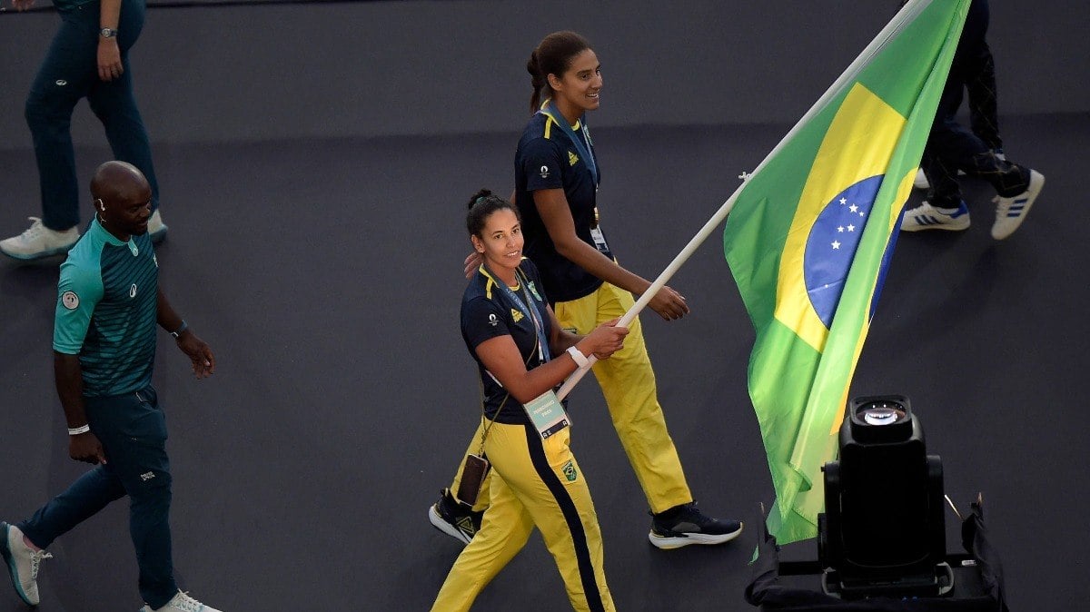 Ana Patrícia e Duda carregam a bandeira do Brasil