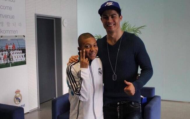 O pequeno Mbappé posa ao lado do ídolo Cristiano Ronaldo