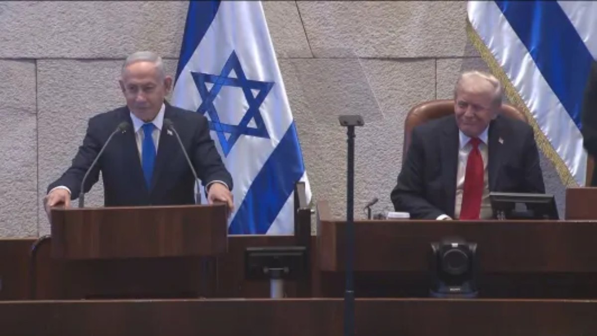 O primeiro-ministro israelense, Benjamin Netanyahu (E), e o presidente dos Estados Unidos, Donald Trump (D) no Parlamento de Israel, em Jerusalém