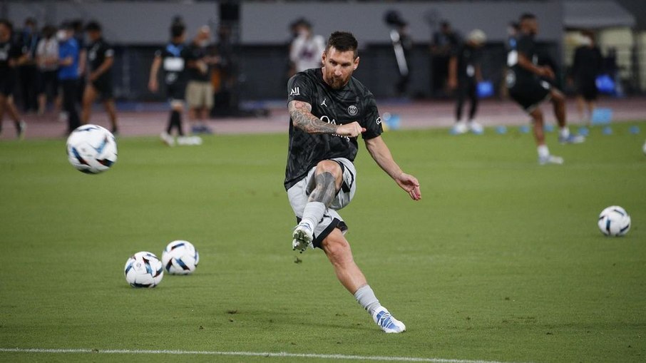 Messi treina finalizações no PSG