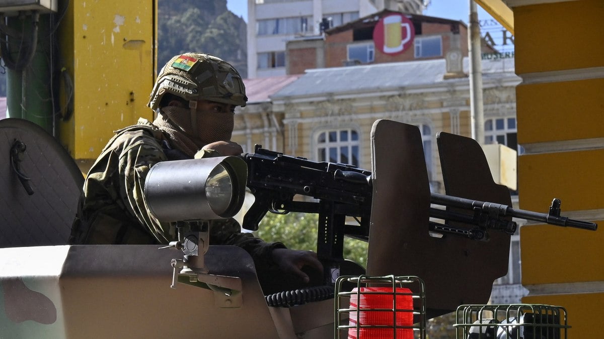 Um soldado em um veículo blindado é posicionado em frente ao Palácio Quemado, na Plaza Murillo, em La Paz