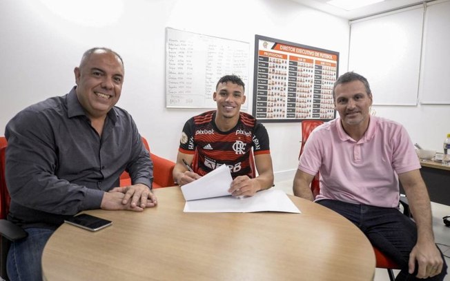 Flamengo anuncia renovação com Victor Hugo até julho de 2027