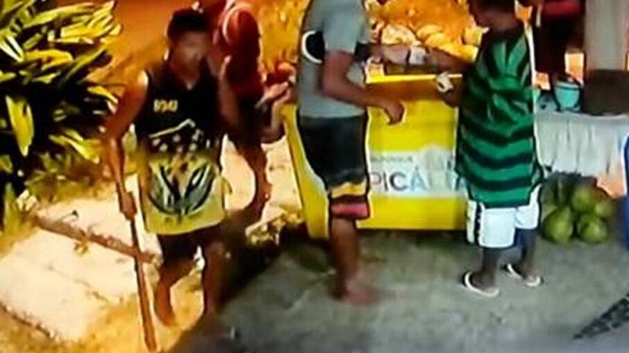 Vídeo mostra congolês sendo espancado em quiosque na Barra da Tijuca