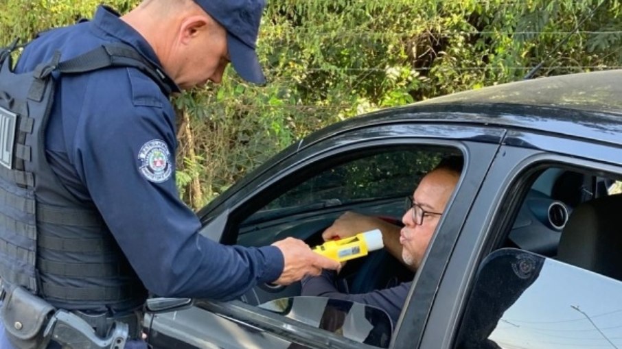 Agente da GCM de Vinhedo durante fiscalização
