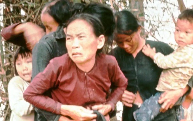 Moradores vietnamitas se amontoam em terror instantes antes de serem mortos por soldados americanos no povoado de My Lai, em 16 de março de 1968.