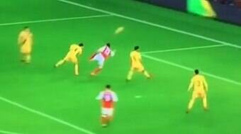 Atacante do Arsenal faz "golaço escorpião" digno de prêmio da Fifa