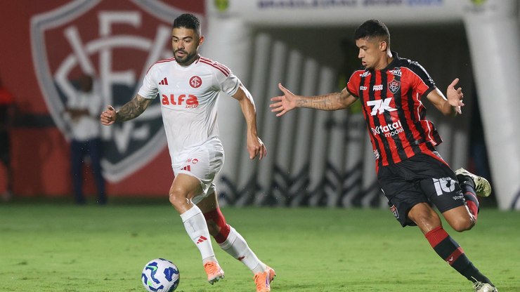 Vit%C3%B3ria%20vence%20Internacional%20e%20coloca%20o%20Santos%20no%20Z4%20do%20Brasileiro