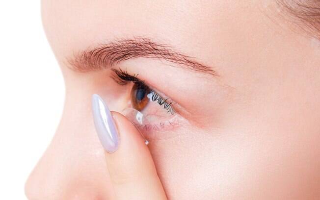 As lentes de contato podem absorver as substâncias irritantes e piorar o quadro inflamatório