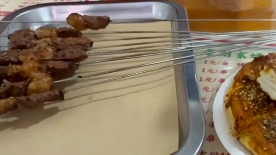 Patrícia Poeta come carne na China Patrícia Poeta come carne na China