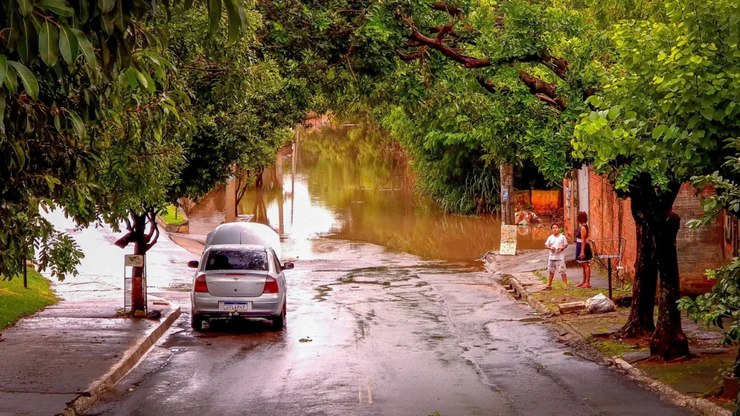 Waze amplia alertas de alagamentos e bloqueios em Goiânia