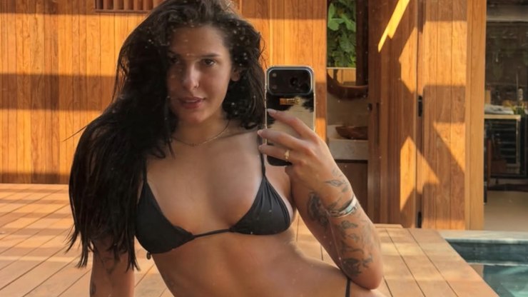 Ana Castela posa de biquíni e faz piada: "Malhando igual doida"