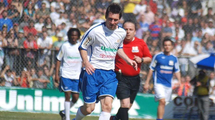 Lionel Messi teve gol anulado e levou cartão amarelo polêmico durante o jogo