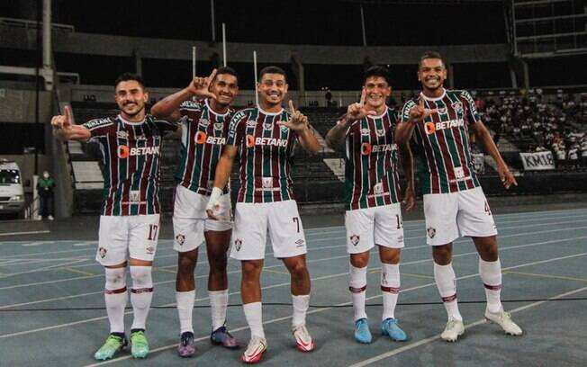 Sintonia perfeita: Fluminense é regido pela torcida em noite de apoio a Fábio e festa na Libertadores
