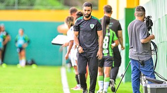 Treinador%20com%20trabalho%20mais%20longevo%20do%20Brasil%20tem%20contrato%20renovado%20