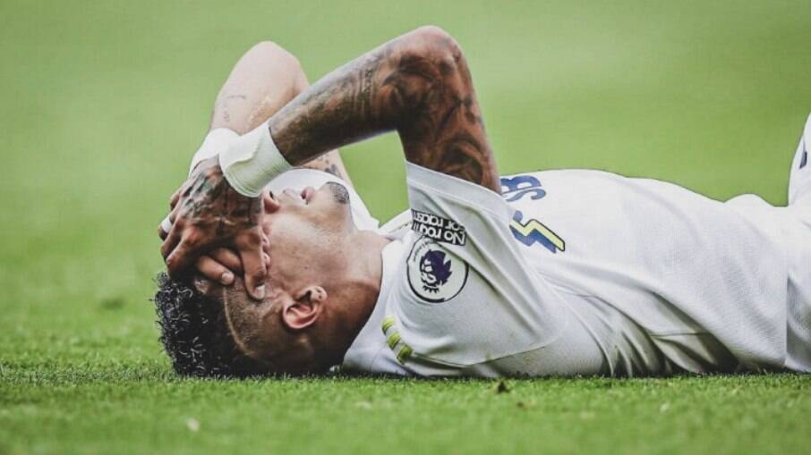 Raphinha, atacante do Leeds e da Seleção Brasileira, sofreu lesão séria e deixou gramado carregado