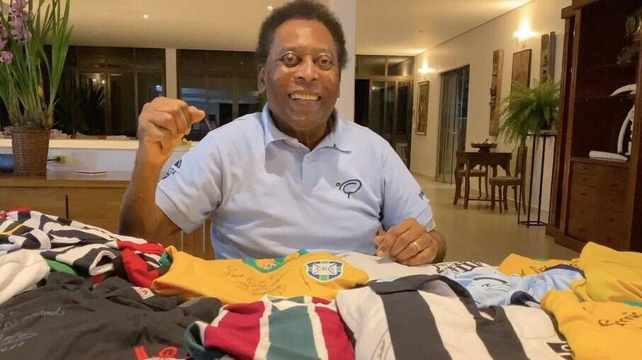 Pelé estava internado para continuar o tratamento contra um tumor no cólon