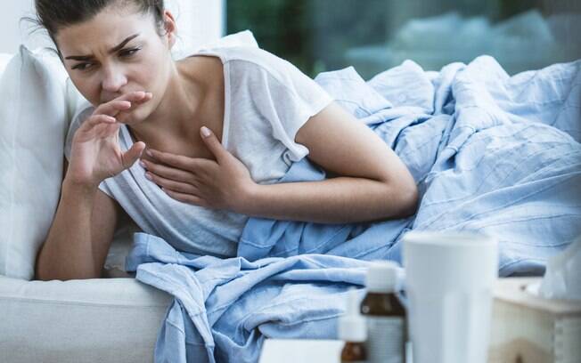 Entre os principais sintomas da tuberculose estão as dores no peito, febre e tosse